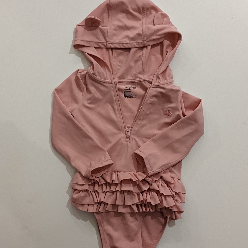 BabyGap blush pink long sleeve Rash guard swimsuit w/hood 6-12 month.